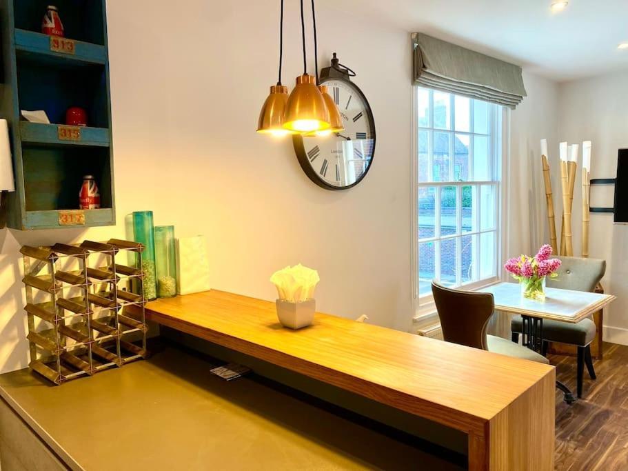 Stunning Little House On Poole Quay - Free Secure Parking & Wifi - In The Heart Of The Old Town - Great Location - Free Parking - Fast Wifi - Smart Tv - Newly Decorated - Sleeps 2! Close To Poole & Bournemouth & Sandbanks Экстерьер фото